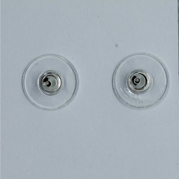 Small heart shaped stud earrings. - Picture 2 of 4